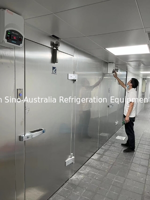 Passeggiata dell'isolamento nella cella frigorifera di acciaio inossidabile della stanza del congelatore per la carne di pesce congelata